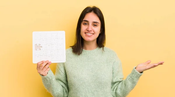 Молодая Латиноамериканка Чувствует Себя Счастливой Удивлённой Осознавая Решение Идею Концепция — стоковое фото