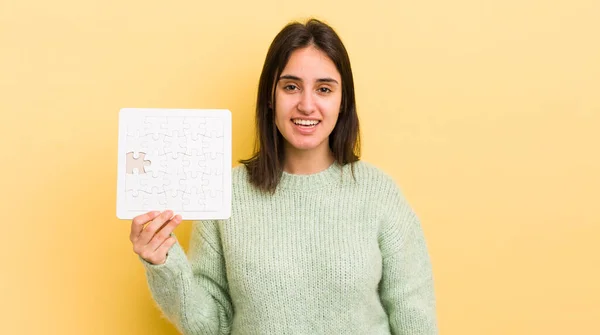 Mladá Hispánka Vypadala Šťastně Mile Překvapeně Puzzle Koncept — Stock fotografie