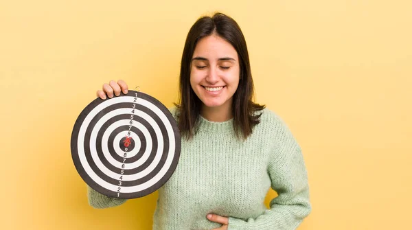 Μια Νεαρή Ισπανίδα Γελάει Δυνατά Ένα Αστείο Έννοια Στόχου Βελών — Φωτογραφία Αρχείου