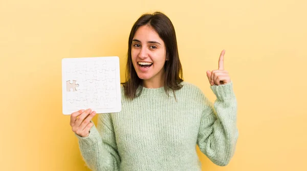 Genç Spanyol Kadın Bir Fikri Fark Ettikten Sonra Mutlu Heyecanlı — Stok fotoğraf