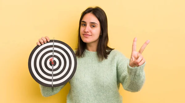 Jonge Spaanse Vrouw Glimlachend Kijkend Gelukkig Gebaren Van Overwinning Vrede — Stockfoto