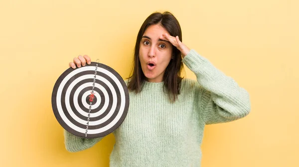 Jonge Spaanse Vrouw Die Gelukkig Verbaasd Verrast Uitziet Darts Doelconcept — Stockfoto