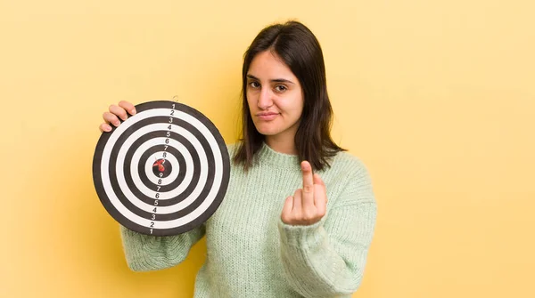 Ung Latinamerikansk Kvinna Känner Sig Arg Irriterad Upprorisk Och Aggressiv — Stockfoto