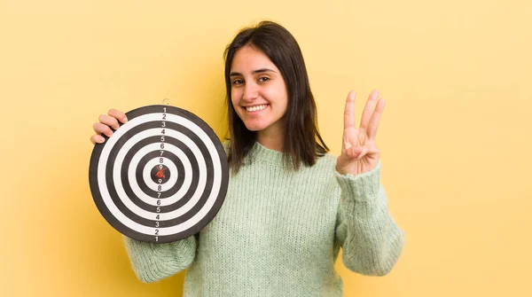 Junge Hispanische Frau Die Freundlich Lächelt Und Nummer Drei Zeigt — Stockfoto