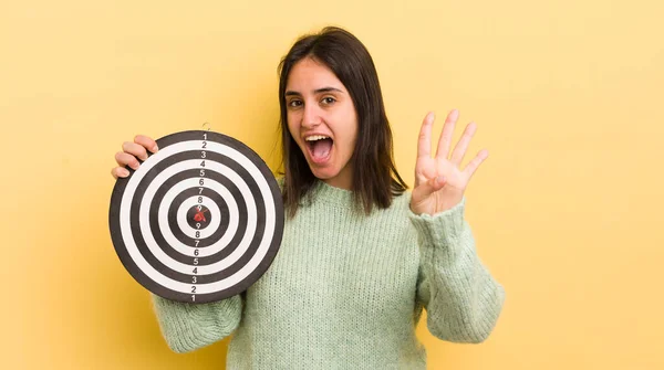 Jonge Spaanse Vrouw Glimlachend Vriendelijk Toont Nummer Vier Darts Doelconcept — Stockfoto