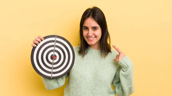 Ung Latinamerikansk Kvinna Ler Tryggt Pekar Egen Bred Leende Dartmålskoncept — Stockfoto