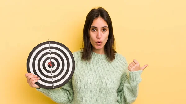 Jonge Spaanse Vrouw Kijkt Verbaasd Ongeloof Darts Doelconcept — Stockfoto