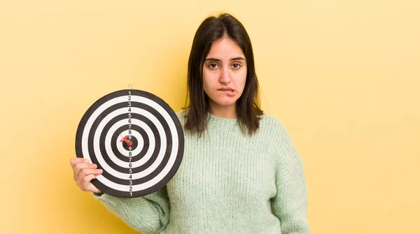 Jonge Spaanse Vrouw Die Verward Verward Uitziet Darts Doelconcept — Stockfoto