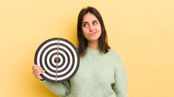 Joven Mujer Hispana Pensando Sintiéndose Dudosa Confundida Dardos Concepto Objetivo —  Fotos de Stock