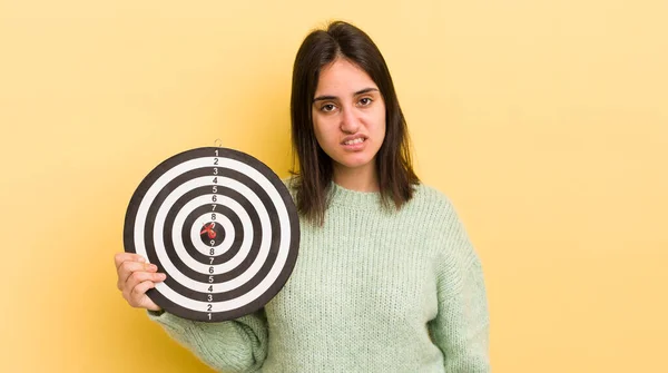 Jonge Spaanse Vrouw Die Zich Verward Verward Voelt Darts Doelconcept — Stockfoto