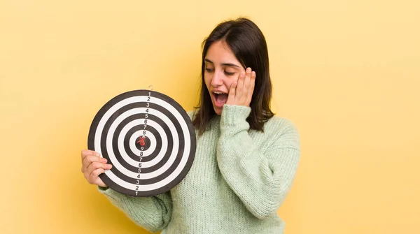 Ung Latinamerikansk Kvinna Känner Sig Glad Upphetsad Och Överraskad Dartmålskoncept — Stockfoto