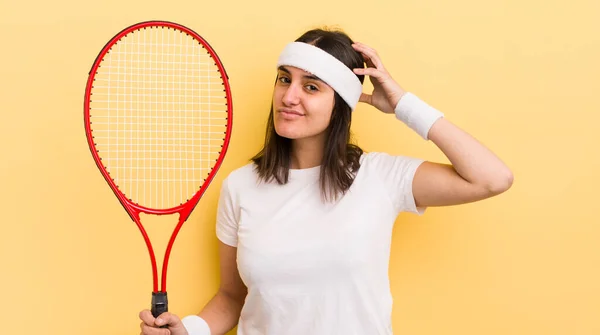 年轻的惊慌失措的女人开心地笑着 做白日梦或怀疑 网球概念 — 图库照片