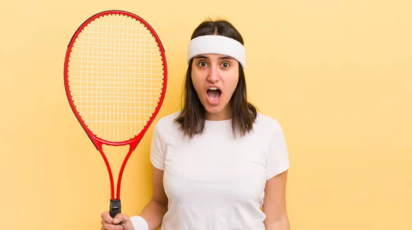 年轻的惊慌失措的女人看上去非常震惊或惊讶 网球概念 — 图库照片
