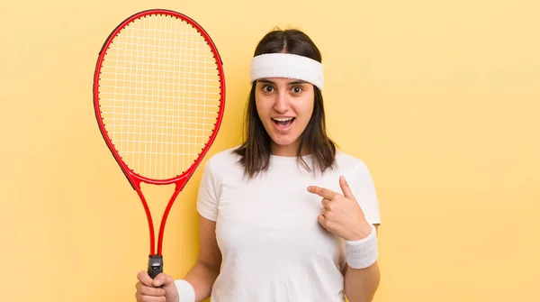年轻的惊慌失措的女人感到快乐 带着兴奋的心情指着自己 网球概念 — 图库照片
