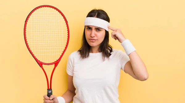 年轻的惊慌失措的女人感到困惑和困惑 显示出你疯了 网球概念 — 图库照片