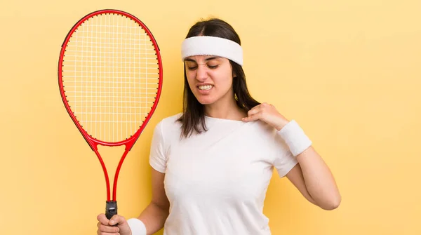 年轻的惊慌失措的女人感到压力 疲倦和沮丧 网球概念 — 图库照片