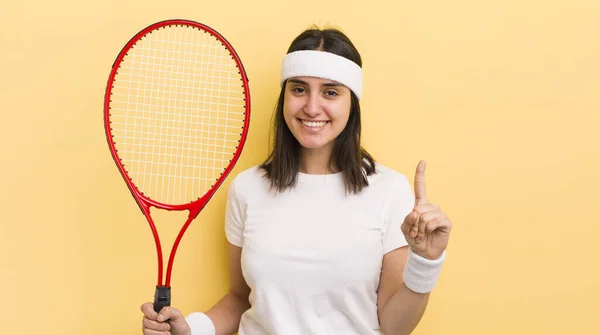 年轻的惊慌失措的女人面带微笑 看上去很友善 表现出第一 网球概念 — 图库照片