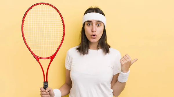 他那惊慌失措的年轻女人看上去很惊讶 网球概念 — 图库照片
