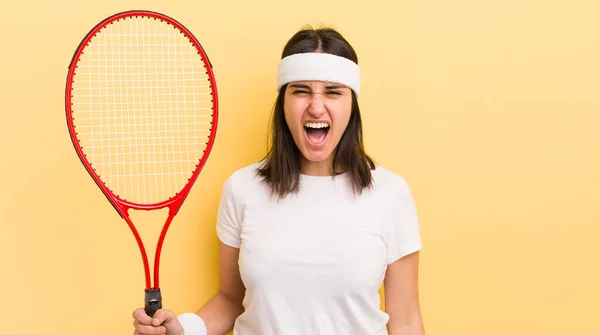 年轻的惊慌失措的女人大喊大叫 看起来很生气 网球概念 — 图库照片