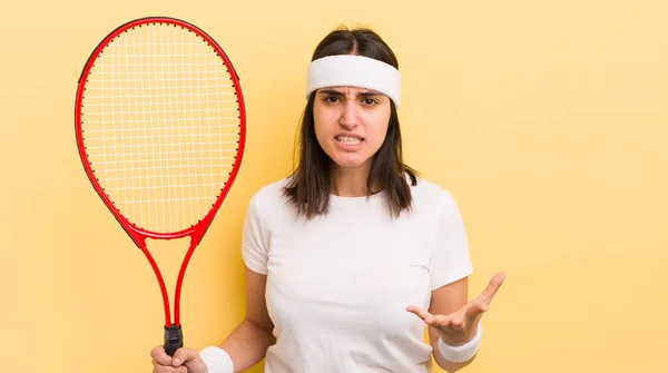 年轻的惊慌失措的女人看上去很生气 很恼怒 很沮丧 网球概念 — 图库照片