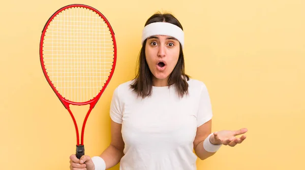 年轻的惊慌失措的女人惊奇地 震惊地 惊奇地感到不可思议的惊奇 网球概念 — 图库照片