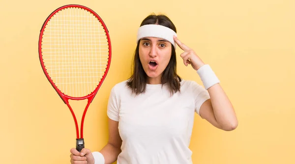 年轻的惊慌失措的女人看上去很惊讶 意识到了一个新的想法 想法或概念 网球概念 — 图库照片