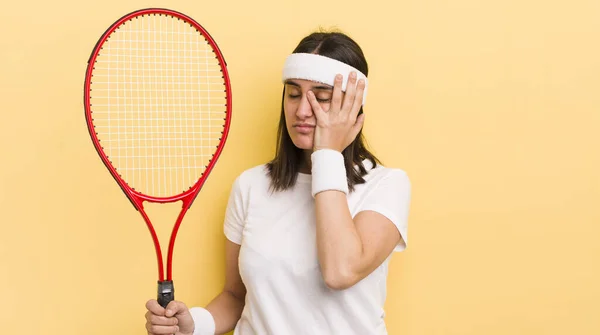 Молода Іспаномовна Жінка Почувається Нудною Розчарованою Сонною Після Туги Тенісна — стокове фото
