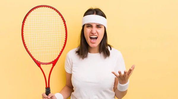 年轻的惊慌失措的女人看上去很绝望 很沮丧 很紧张 网球概念 — 图库照片