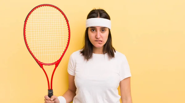 他那惊慌失措的年轻女人看上去迷惑不解 网球概念 — 图库照片