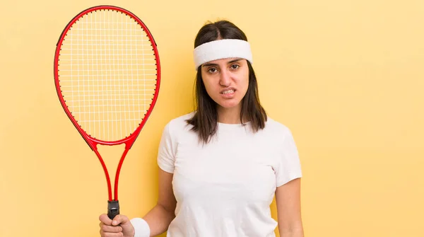 若いヒスパニック系の女性は困惑し混乱しています テニスのコンセプト — ストック写真