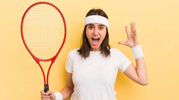 年轻的惊慌失措的女人高举双手尖叫着 网球概念 — 图库照片