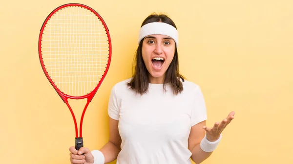 年轻的惊慌失措的女人感到非常震惊和惊讶 网球概念 — 图库照片