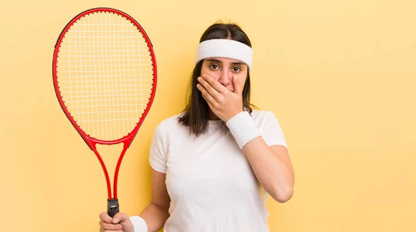Молода Іспаномовна Жінка Прикриває Рот Руками Шокованим Тенісна Концепція — стокове фото