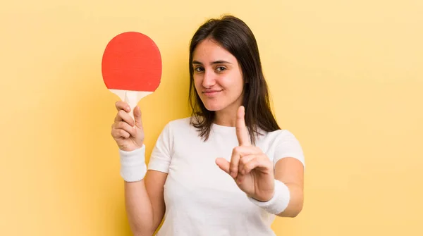 Ung Latinamerikansk Kvinna Ler Stolt Och Tryggt Gör Nummer Ett — Stockfoto