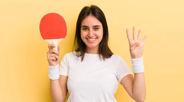 年轻的惊慌失措的女人面带微笑 看上去很友善 显示出第四 乒乓球概念 — 图库照片