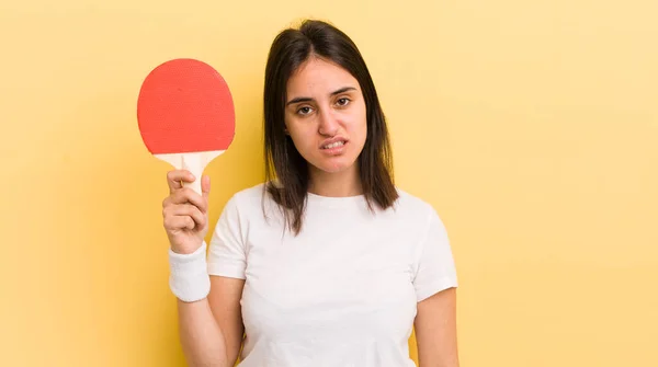 Genç Spanyol Kadın Şaşkın Şaşkın Hissediyor Ping Pong Konsepti — Stok fotoğraf