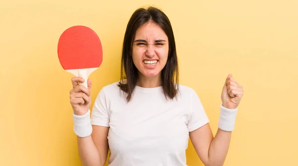 Ung Latinamerikansk Kvinna Skriker Aggressivt Med Ett Argt Uttryck Ping — Stockfoto