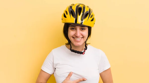 Ung Latinamerikansk Kvinna Skrattar Högt Något Lustigt Skämt Cykelhjälmskoncept — Stockfoto