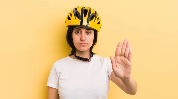 Jonge Latijns Amerikaanse Vrouw Die Serieus Uitziet Een Open Handpalm — Stockfoto