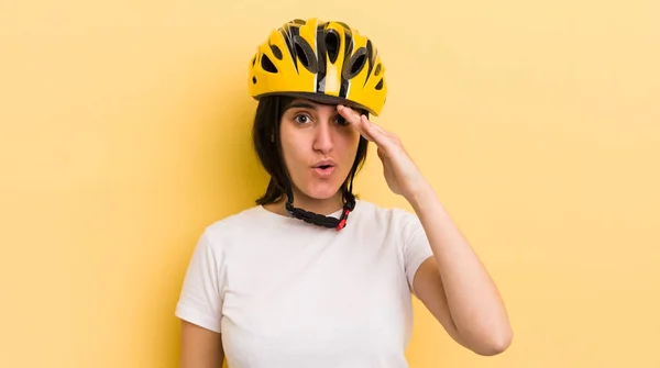 Ung Latinamerikansk Kvinna Ser Glad Förvånad Och Förvånad Cykelhjälmskoncept — Stockfoto