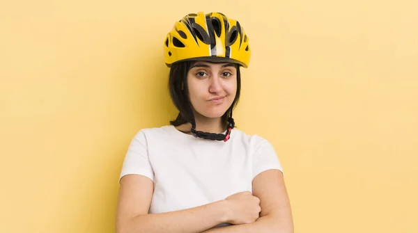 Νεαρή Ισπανίδα Που Στριφογυρίζει Νιώθει Μπερδεμένη Και Αβέβαιη Ποδήλατο Κράνος — Φωτογραφία Αρχείου