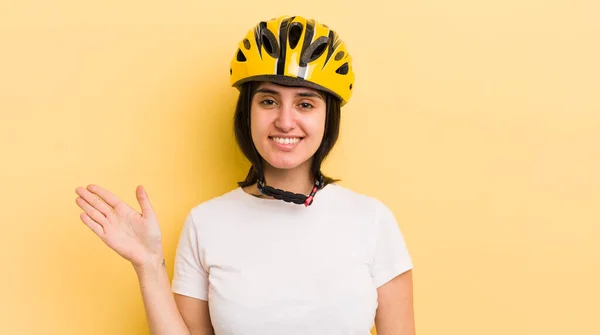 Jovem Hispânica Sorrindo Feliz Acenando Mão Acolhendo Cumprimentando Você Conceito — Fotografia de Stock