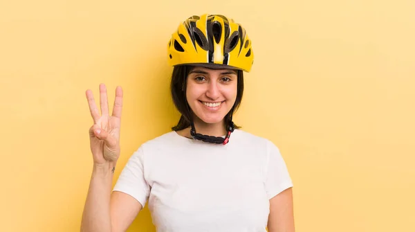Jonge Spaanse Vrouw Glimlachend Vriendelijk Toont Nummer Drie Fietshelmconcept — Stockfoto