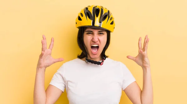 Μια Νεαρή Ισπανίδα Ουρλιάζει Χέρια Ψηλά Στον Αέρα Ποδήλατο Κράνος — Φωτογραφία Αρχείου