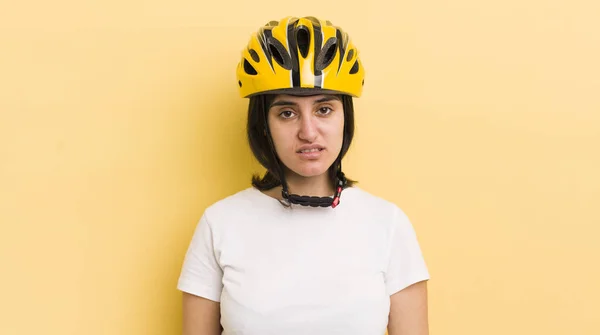 Junge Hispanische Frau Verwirrt Und Verwirrt Fahrradhelm Konzept — Stockfoto