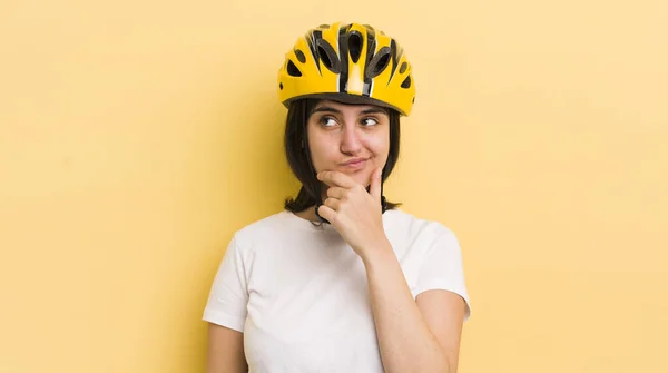 Jonge Spaanse Vrouw Denken Zich Twijfelachtig Verward Voelen Fietshelmconcept — Stockfoto