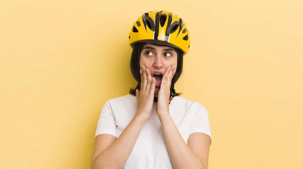 Ung Latinamerikansk Kvinna Känner Sig Glad Upphetsad Och Överraskad Cykelhjälmskoncept — Stockfoto