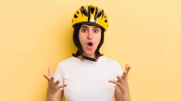 Jonge Spaanse Vrouw Die Zich Zeer Geschokt Verrast Voelt Fietshelmconcept — Stockfoto