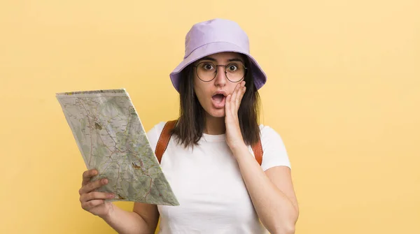 Młoda Latynoska Kobieta Czuje Się Zszokowana Przerażona Koncepcja Turystyczna Mapa — Zdjęcie stockowe