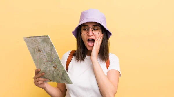 Jonge Spaanse Vrouw Die Zich Gelukkig Opgewonden Verrast Voelt Toerisme — Stockfoto